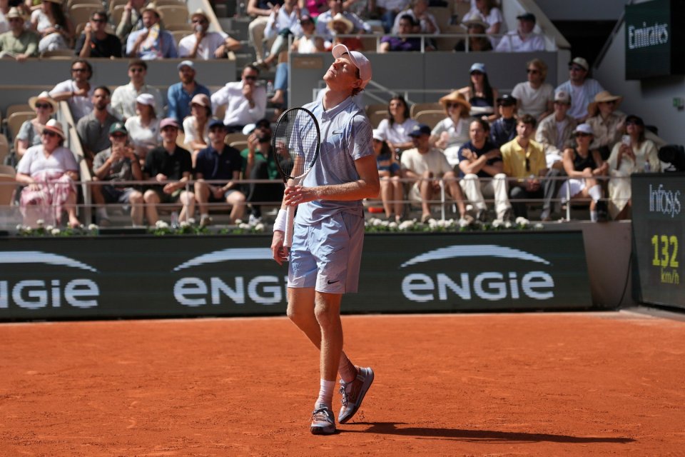 Surpriza anului în tenis! Jannik Sinner, învins în turul 2 la Roland Garros, după ce a condus cu 2-0 la seturi