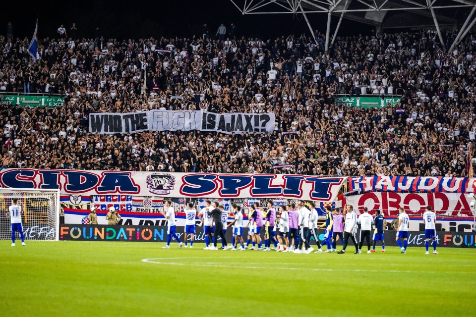 Scandări antisemite și mesaje pro-Hitler înainte de Hajduk Split - Ajax! Ultrașii croați au distrus un sicriu cu numele echipei olandeze