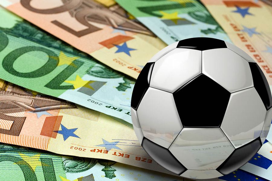 Poză sugestivă cu bani și o minge de fotbal