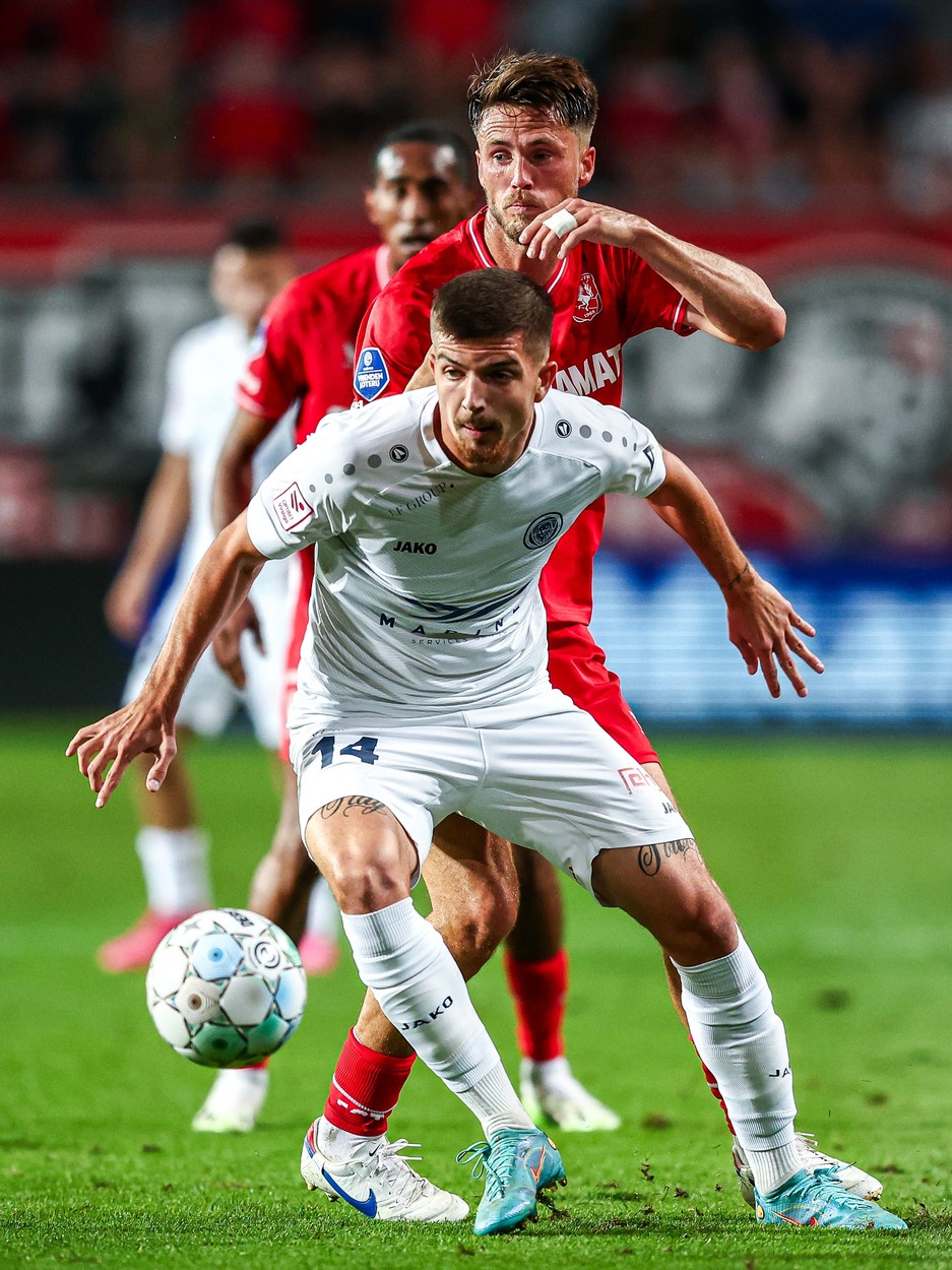 Hrvoje Babec, în alb, în duel cu Ricky van Wolfswinkel, calificări UEFA Conference League, FC Twente - FC Riga,  Stadion ”De Grolsch Veste” din Enschede, Țările de Jos, 10 august 2023