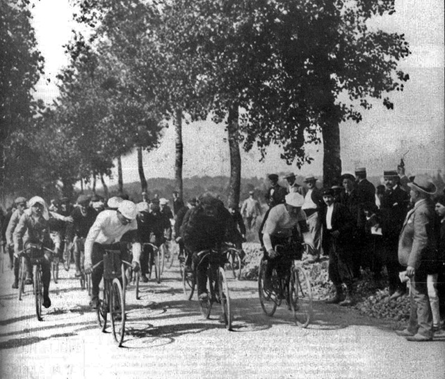 Fotografie din prima etapă a Turul Franței, disputată pe 1 iulie 1903