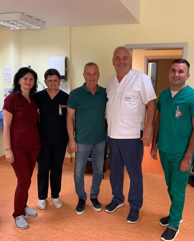 Mircea Rednic alături de echipa medicală care l-a operat