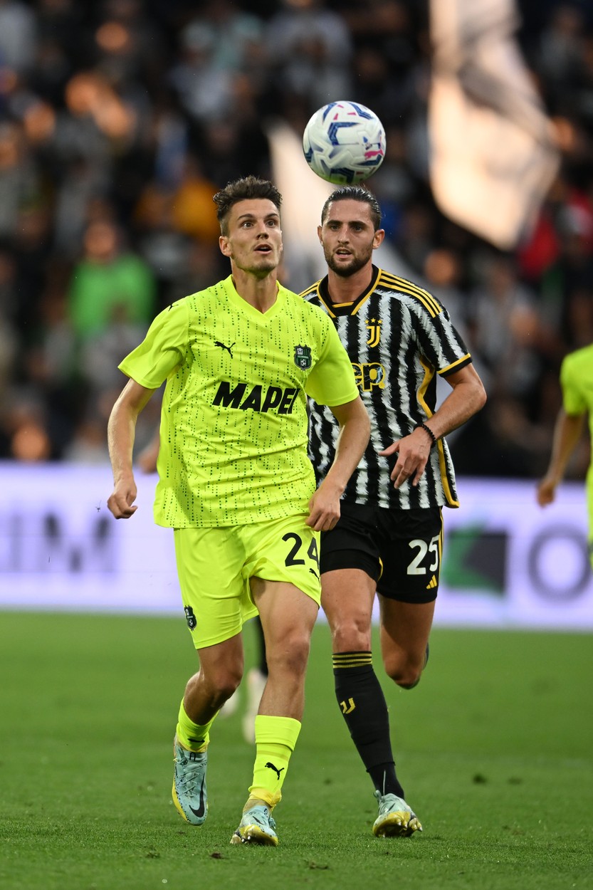 Daniel Boloca (Sassuolo) și Adrien Rabiot (Juventus), Sassuolo - Juventus 4-2,  Serie A, Stadionul ”Mapei”, 23 septembrie 2023, Reggio Emilia, Italia