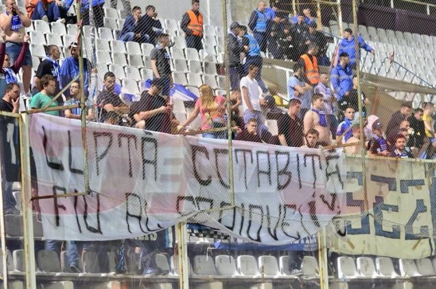 Banner-ul afișat de fanii Universității Craiova.