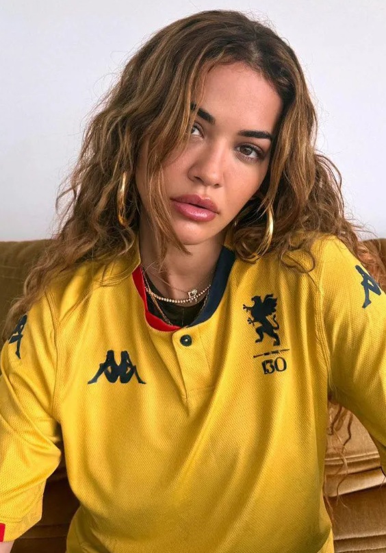 Rita Ora a promovat un tricou aniversar lansat de Genoa