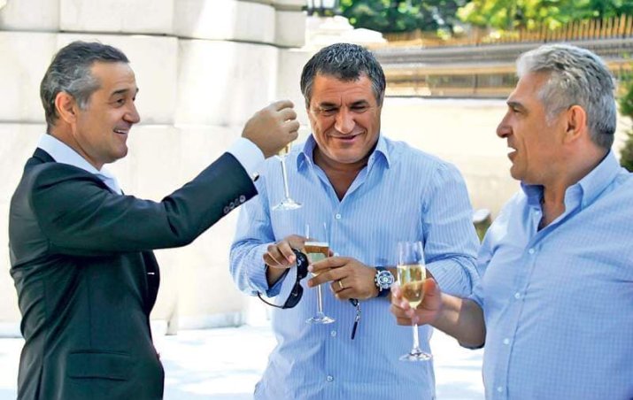 Victor Becali (în centru), alături de Gigi Becali și Ioan Becali