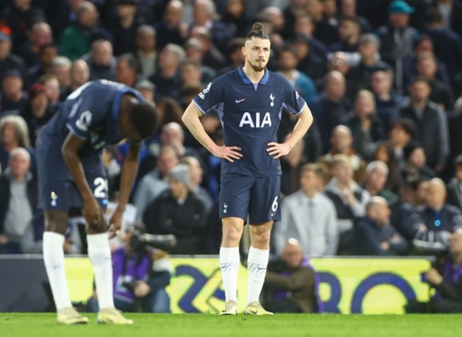 Radu Drăgușin a fost titular în Fulham - Tottenham 3-0