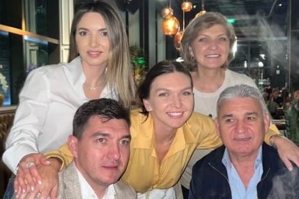 Simona Halep alături de părinții ei, fratele ei și cumnata ei