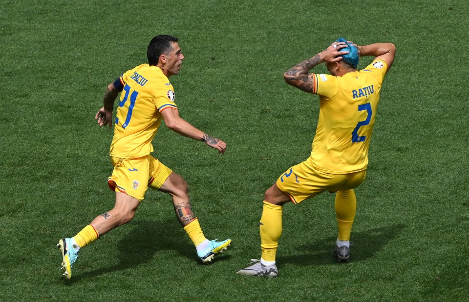 Stanciu și Rațiu celebrează reușita prin care România a deschis scorul în partida cu Ucraina