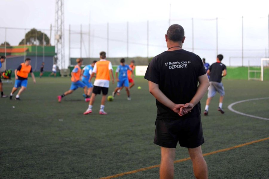 Un minor a fost aproape sufocat de președintele echipei de fotbal