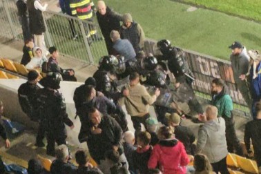 Momentul în care jandarmii îl evacuează din stadion pe suporterul recalcitrant