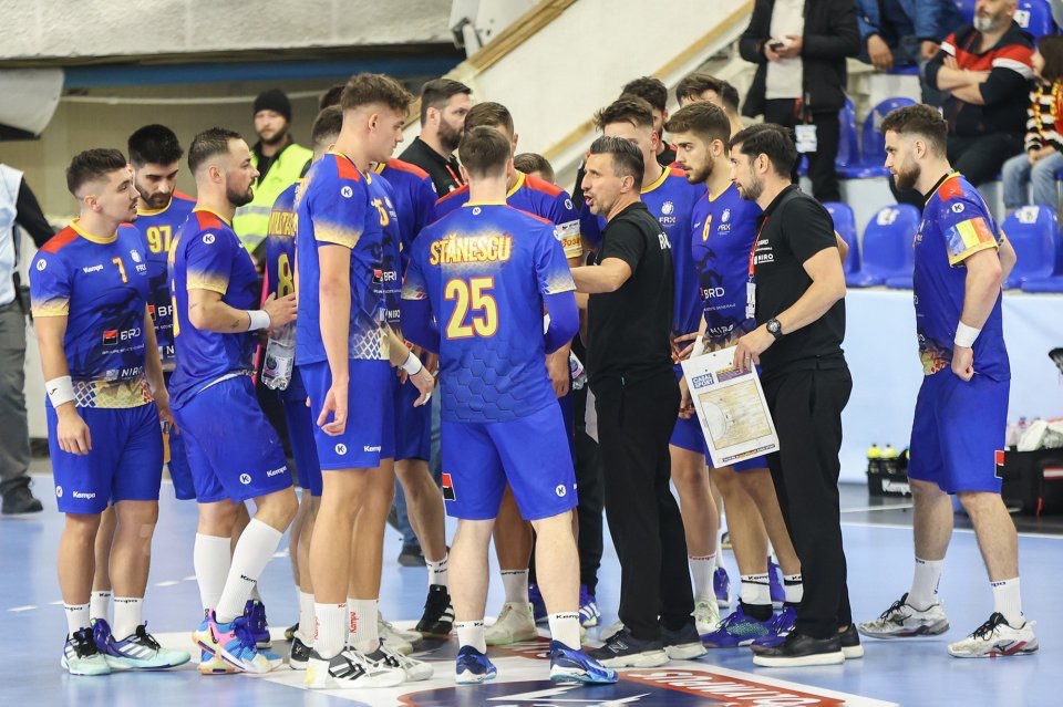 România va juca, marți, ultimul meci de la EHF EURO 2026 contra Macedoniei de Nord. Partida poate fi urmărită de la 19:00, în format LIVE SCORE, pe iAMsport.ro, dar și online, pe VOYO.